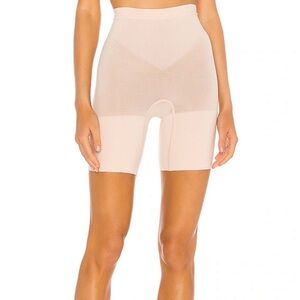 SPANXsculpt™ Seamless Power Mid-Thigh Short